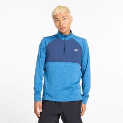 Bluza męska New Balance MT43204HEB – niebieska. Niebieskie bluzy nierozpinane męskie New Balance, l, bez wzorów, z materiału, bez ramiączek, bez kaptura. Za 169.99 zł.