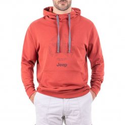 Bluza w kolorze ceglanym. Czerwone bluzy nierozpinane męskie Jeep, z nadrukiem. W wyprzedaży za 114.95 zł.