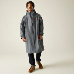 Wodoodporny szlafrok do przewijania dla dorosłych unisex. Niebieskie szlafroki męskie Regatta, bez wzorów, bez kaptura. W wyprzedaży za 329.99 zł.