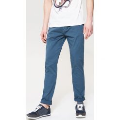 Materiałowe spodnie chino - Niebieski. Eleganckie spodnie męskie marki House. W wyprzedaży za 59.99 zł.