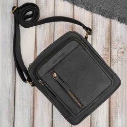 Listonoszka męska saszetka skórzana czarna vintage IM-01-HBL. Czarne saszetki męskie bez wzorów, ze skóry, eleganckie, na ramię, matowe. Za 169.00 zł.