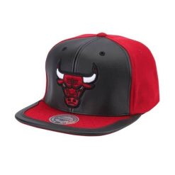 Czapka z daszkiem koszykarska Mitchell & Ness NBA Chicago Bulls. Czarne czapki męskie Mitchell & Ness, bez wzorów, sportowe. Za 179.00 zł.