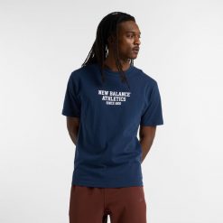Koszulka męska New Balance MT51526NNY – granatowa. Niebieskie t-shirty sportowe męskie New Balance, m, bez wzorów, z bawełny, klasyczne, bez ramiączek. Za 109.99 zł.