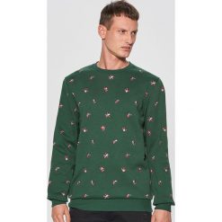 Świąteczna bluza z nadrukiem all over - Zielony. Bluzy nierozpinane męskie marki Cropp. W wyprzedaży za 19.99 zł.