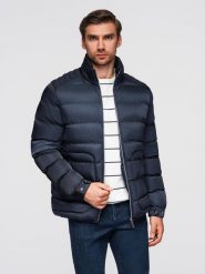 Męska pikowana kurtka z połyskiem i stójką – ciemnoniebieska V2. Niebieskie kurtki męskie Ombre Clothing, m, bez wzorów, z materiału, bez ramiączek, bez kaptura. Za 399.99 zł.