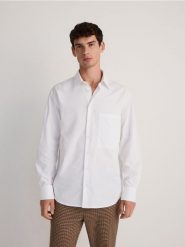 Bawełniana koszula comfort fit - biały. Białe koszule męskie Reserved, l, bez wzorów, z bawełny, bez kołnierzyka, bez ramiączek. W wyprzedaży za 39.99 zł.