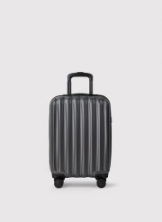 PAKO LORENTE – Mała ciemnoszara walizka ze żłobieniami. Szare walizki męskie Pako Lorente, bez wzorów, małe. Za 299.99 zł.