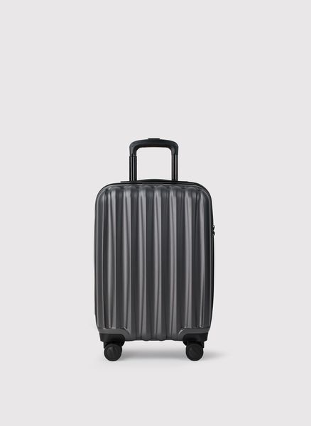 PAKO LORENTE – Mała ciemnoszara walizka ze żłobieniami. Szare walizki męskie Pako Lorente, bez wzorów, małe. Za 299.99 zł.