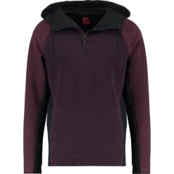 Nike Sportswear TECH Bluza z kapturem port wine/port wine/black. Czerwone bluzy nierozpinane męskie Nike Sportswear, z bawełny. W wyprzedaży za 351.20 zł.