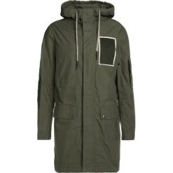 Antony Morato Parka army green. Parki męskie marki Antony Morato. W wyprzedaży za 342.65 zł.