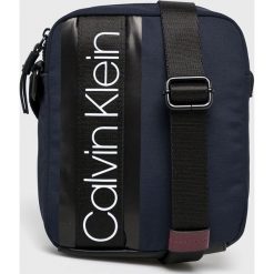 Calvin Klein - Saszetka. Czarne saszetki męskie Calvin Klein, w paski, z materiału. Za 279.90 zł.