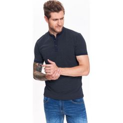 T-SHIRT POLO MĘSKI ZE STÓJKĄ. Niebieskie koszulki polo męskie TOP SECRET, na jesień, m, bez wzorów, eleganckie, bez kołnierzyka, bez ramiączek. W wyprzedaży za 29.99 zł.