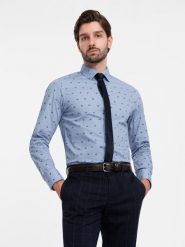 Klasyczna męska bawełniana koszula SLIM FIT w kraby - jasnoniebieska V6. Niebieskie koszule męskie Ombre Clothing, m, bez wzorów, z bawełny, bez kołnierzyka, bez ramiączek. W wyprzedaży za 69.99 zł.
