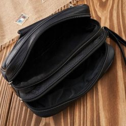 Abruzzo Saszetka męska skórzana do ręki czarna klasyczna ABR-07. Czarne saszetki męskie Abruzzo, bez wzorów. Za 155.19 zł.