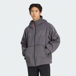 Kurtka Przeciwdeszczowa Audi Revolut F1 Team Engineers & Marketing. Fioletowe kurtki męskie ADIDAS, bez wzorów, bez ramiączek, bez kaptura. Za 799.00 zł.