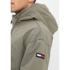 Tommy Jeans LIGHTWEIGHT Parka deep lichen. Brązowe parki męskie Tommy Jeans, z bawełny. W wyprzedaży za 559.30 zł.