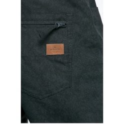 Quiksilver - Spodnie snowboardowe. Zielone spodnie narciarskie i snowboardowe męskie Quiksilver, bez wzorów, z materiału, snowboardowy. W wyprzedaży za 449.90 zł.