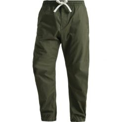 GStar BRONSON SPORT CUFFED Spodnie materiałowe combat. Zielone długie spodnie sportowe męskie marki G-Star, z bawełny, sportowe. Za 419.00 zł.
