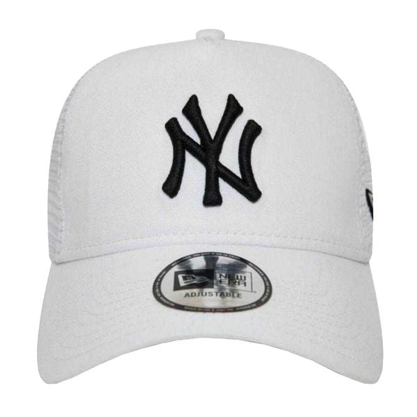 Męska Czapka Z Daszkiem Essential New York Yankees Trucker Cap. Białe czapki męskie New Era, bez wzorów, sportowe. Za 190.99 zł.