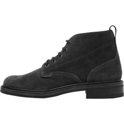 Rag & bone SPENCER CHUKKA Botki sznurowane black. Buty zimowe męskie marki rag & bone. W wyprzedaży za 934.50 zł.