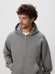 Gładka bluza z kapturem - jasnoszary. Szare bluzy nierozpinane męskie Reserved, l, bez wzorów, z dzianiny, z kapturem. Za 149.99 zł.