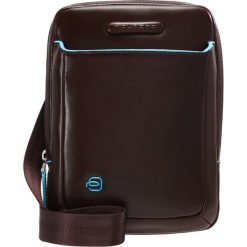 Piquadro SQUARE CROSS BODY BAG Torba na ramię mahogany. Torby męskie na ramię marki Piquadro. W wyprzedaży za 395.85 zł.