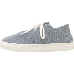 Filippa K M. JONATHAN STRIPED Sneakersy niskie white/navy. Buty sportowe na co dzień męskie marki Filippa K. W wyprzedaży za 587.30 zł.