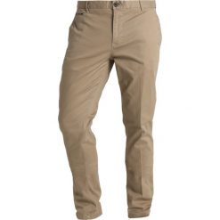 Scotch & Soda WARREN STRAIGHT Spodnie materiałowe sandstone. Brązowe spodnie na co dzień męskie Scotch & Soda, z bawełny. Za 379.00 zł.