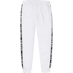 Spodnie sportowe z drukowanymi paskami z boku nogawki bonprix biały. Długie spodnie sportowe męskie marki bonprix. Za 79.99 zł.