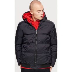 Pikowana kurtka z kapturem - Czarny. Kurtki męskie marki Cropp. Za 139.99 zł.