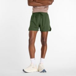 Spodenki męskie New Balance MS41286DAE – zielone. Zielone szorty sportowe męskie New Balance, bez wzorów, z materiału, sportowe. Za 299.99 zł.
