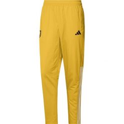 Spodnie dresowe Prematch Juventus Turin 2023/24. Brązowe spodnie dresowe męskie ADIDAS, bez wzorów, z dresówki. W wyprzedaży za 235.90 zł.