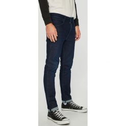 Wrangler - Jeansy Larston. Niebieskie jeansy męskie Wrangler, z aplikacjami, z bawełny, z podwyższonym stanem. W wyprzedaży za 229.90 zł.