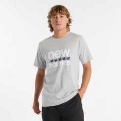 Koszulka męska New Balance MT51940AG – szara. Szare t-shirty sportowe męskie New Balance, m, bez wzorów, z dresówki, klasyczne, bez ramiączek. Za 119.99 zł.