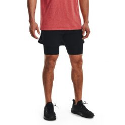 Spodenki męskie Under Armour Peak Woven 2in1. Czarne szorty sportowe męskie Under Armour, bez wzorów, sportowe. Za 229.99 zł.