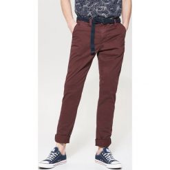 Materiałowe spodnie chino - Bordowy. Eleganckie spodnie męskie marki House. W wyprzedaży za 59.99 zł.
