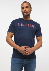 MUSTANG Style Alex C LOGO Tee MĘSKI T-SHIRT KOSZULKA NADRUK LOGO BLUE NIGHTS 1013221 4085. Niebieskie t-shirty męskie Mustang, m, bez wzorów, bez kołnierzyka, bez ramiączek. Za 69.99 zł.