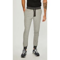 Emporio Armani - Spodnie. Spodnie na co dzień męskie marki Emporio Armani. W wyprzedaży za 269.90 zł.
