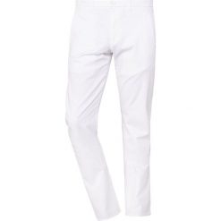 BOSS ATHLEISURE LEEMAN Chinosy white. Białe eleganckie spodnie męskie BOSS ATHLEISURE, z bawełny. Za 579.00 zł.