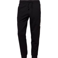 Emporio Armani Spodnie treningowe nero. Długie spodnie sportowe męskie Emporio Armani. W wyprzedaży za 399.50 zł.