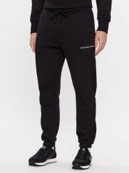 Calvin Klein Jeans Spodnie dresowe Institutional J30J324739 Czarny Regular Fit. Czarne spodnie dresowe męskie Calvin Klein Jeans, bez wzorów, z bawełny. Za 429.99 zł.