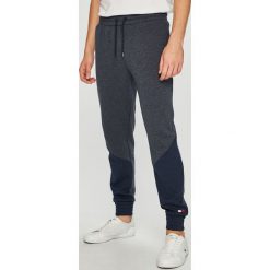 Tommy Hilfiger - Spodnie. Spodnie na co dzień męskie marki Tommy Hilfiger. W wyprzedaży za 239.90 zł.
