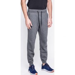 Under Armour - Spodnie Rival Cotton Jogger. Szare długie spodnie sportowe męskie Under Armour, z bawełny. W wyprzedaży za 219.90 zł.