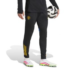 Spodnie treningowe Manchester United EU 2025/26. Czarne długie spodnie sportowe męskie ADIDAS, bez wzorów, do piłki nożnej. Za 276.50 zł.