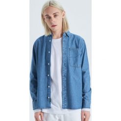 Jeansowa koszula o kroju comfort - Niebieski. Koszule męskie marki Cropp. W wyprzedaży za 69.99 zł.