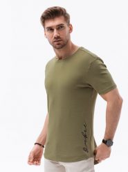 T-shirt męski bawełniany z nadrukiem - oliwkowy V4 - Rozmiar: XXL. Zielone t-shirty męskie Ombre Clothing, m, bez wzorów, z bawełny, bez kołnierzyka, bez ramiączek. W wyprzedaży za 19.99 zł.