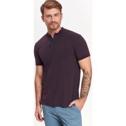 T-SHIRT POLO MĘSKI Z NADRUKOWANYM WZOREM ZE STÓJKĄ. Koszulki polo męskie TOP SECRET. W wyprzedaży za 29.99 zł.