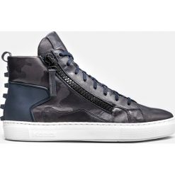 Granatowe trampki męskie. Buty sportowe na co dzień męskie marki Kazar. Za 569.00 zł.