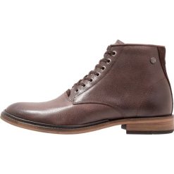 Sneaky Steve ARKANE Botki sznurowane dark brown. Sztyblety męskie Sneaky Steve. W wyprzedaży za 511.20 zł.