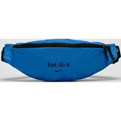 Nike Sportswear - Saszetka. Niebieskie saszetki męskie marki Nike Sportswear, w paski, z materiału. W wyprzedaży za 69.90 zł.